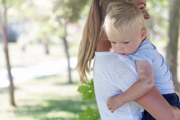 Mother hugging a crying boy - Valokuva, kuva