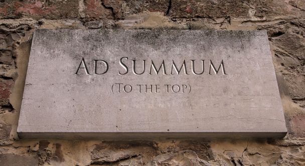 AD Summum. Een Latijnse uitdrukking zin naar de top. Universiteit van Alaska Fairbanks motto. - Foto, afbeelding