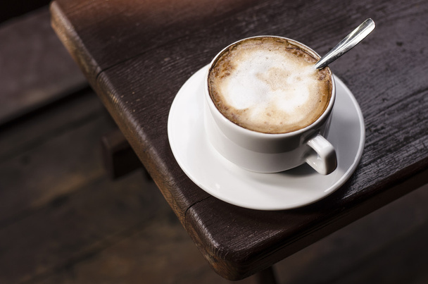 Une tasse de cappuccino dans la nature
   - Photo, image