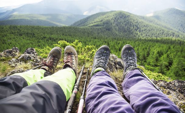 Turista boty a nohy, spočívající na vrchol hory  - Fotografie, Obrázek
