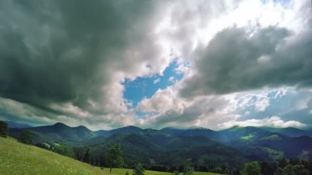 Berglandschaft mit Wolken und Nebel. - Filmmaterial, Video