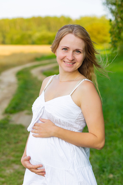 portret van een zwangere vrouw - Foto, afbeelding