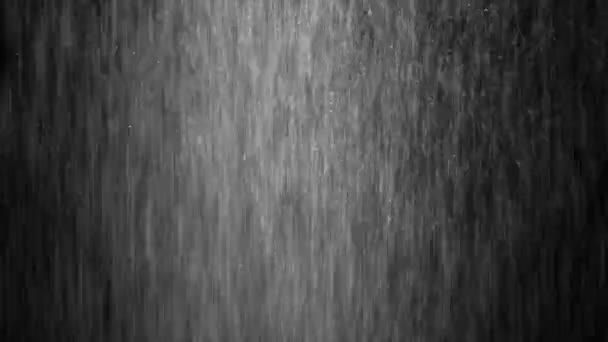 Krople deszczu z białej wody na szkle. - Materiał filmowy, wideo