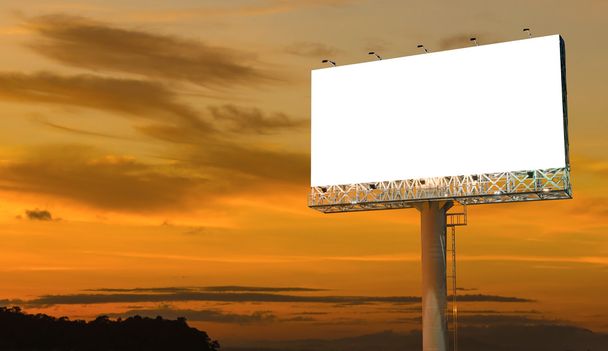 Έτοιμοι για νέα διαφήμιση με φόντο ηλιοβασίλεμα κενό billboard - Φωτογραφία, εικόνα