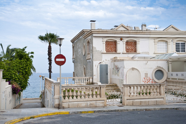 Antigua casa junto al mar
 - Foto, Imagen