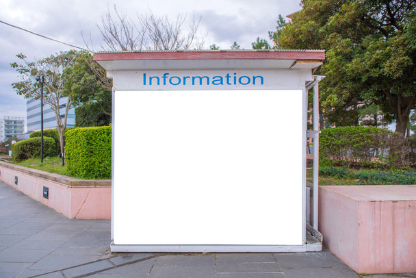 Пустой рекламный щит или информационная доска на Сити-стрит для нового adve
 - Фото, изображение