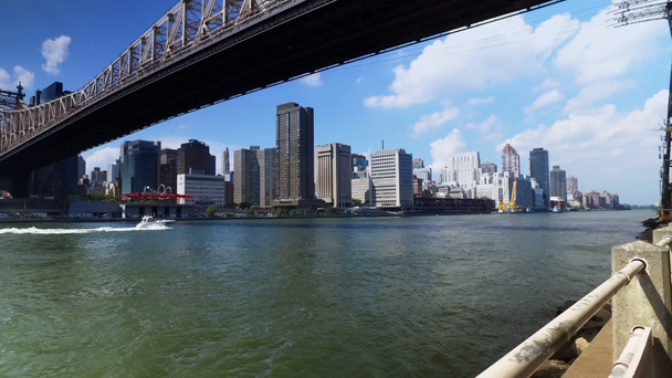 Queensboro-Brücke mit Boot auf dem East River Einrichtungsschuss - Filmmaterial, Video