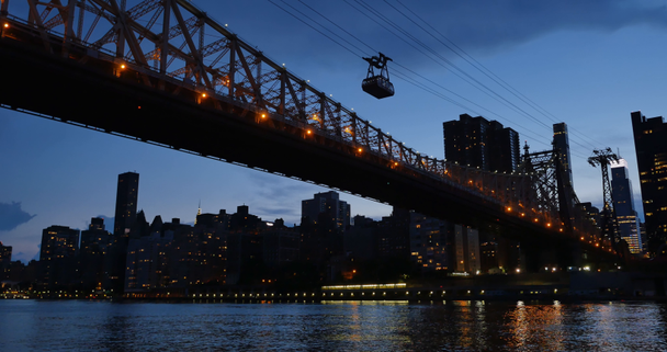 Evening Establishing Shot of Ed Koch Queensboro Bridge com Roosevelt Island Tram
 - Filmagem, Vídeo