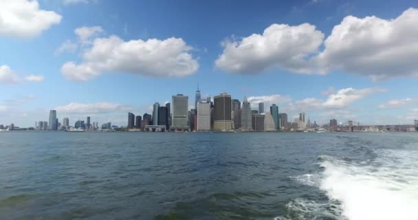 Перегляд нижнього Манхеттена, як видно з поромі Іст-Рівер - Кадри, відео