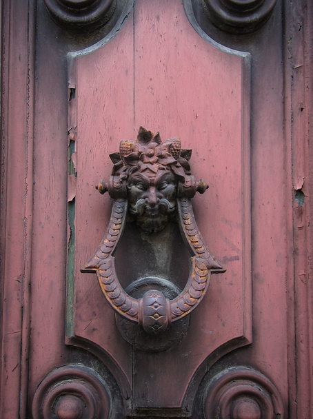 Vieille poignée de porte sur la porte rose
 - Photo, image