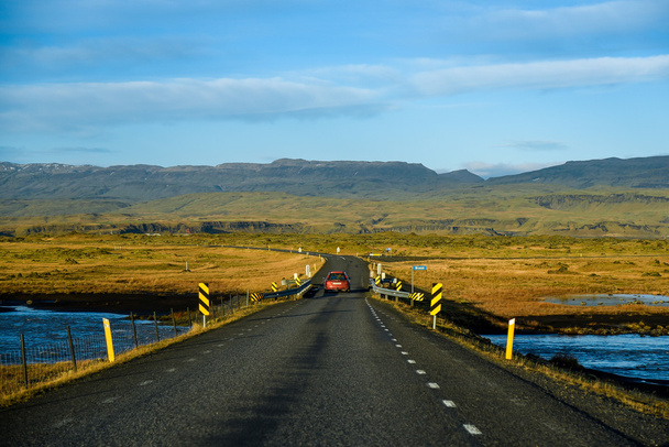 schöne Straßen- und Berglandschaft, Island - Foto, Bild