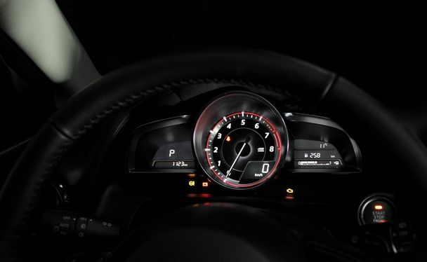 Agulha de tacômetro brilhante a zero velocidade do motor no painel do carro
 - Foto, Imagem