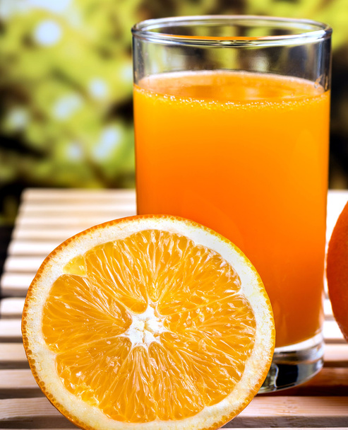 Jugo de naranja saludable representa frutas tropicales y naranjas
  - Foto, imagen