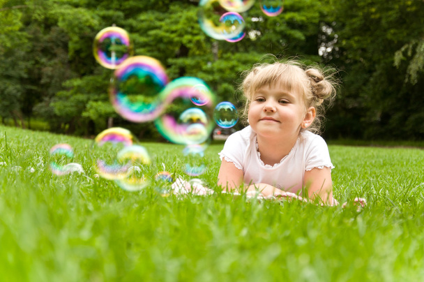 Chica haciendo burbujas
 - Foto, Imagen