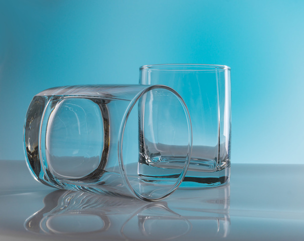 Dois copos de uísque vazios
 - Foto, Imagem