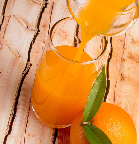 Verter jugo de naranja significa fruta tropical y refrescar
  - Foto, imagen