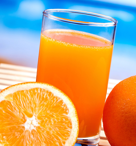 Naranja recién exprimida significa fruta tropical y naranjas
  - Foto, imagen