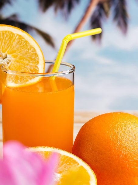 Bebida de laranja saudável indica vitamina C e laranjas
  - Foto, Imagem