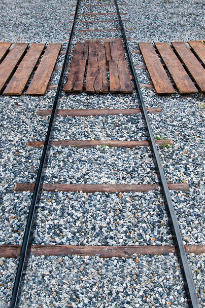 Chock de bois à travers le chemin de fer
 - Photo, image