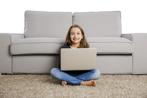 Mädchen zu Hause arbeitet mit Laptop - Foto, Bild