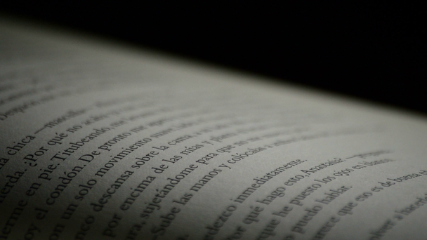 Close up de páginas de livro aberto escrito em espanhol girando
 - Filmagem, Vídeo