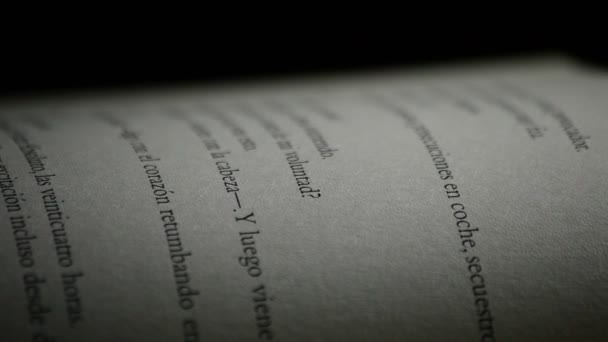 Woorden en teksten van een open boek roterende - Video
