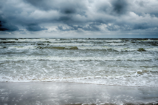 stormachtige zee en bewolkte hemel - Foto, afbeelding