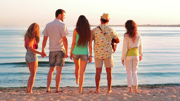 Fiatalok állni a strandon. - Felvétel, videó