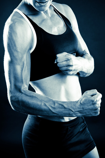Молодая мускулистая женщина позирует
 - Фото, изображение