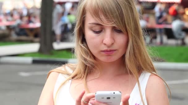 woman using a phone - Video, Çekim