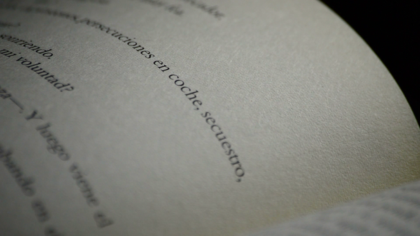 Тексти відкритої книги, написаної іспанською мовою, що обертається
 - Кадри, відео
