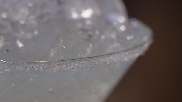 Πάγος σε ποτήρι μαρτίνι  - Πλάνα, βίντεο