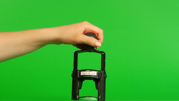 Bélyegző egy zöld háttér. Közelről. Zöld képernyő - Felvétel, videó