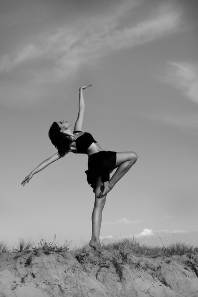 The ballerina dances in the desert  - Valokuva, kuva