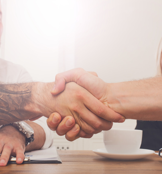 Handshake firmy na posiedzeniu biura, zawarcie umowy i udany umowa - Zdjęcie, obraz
