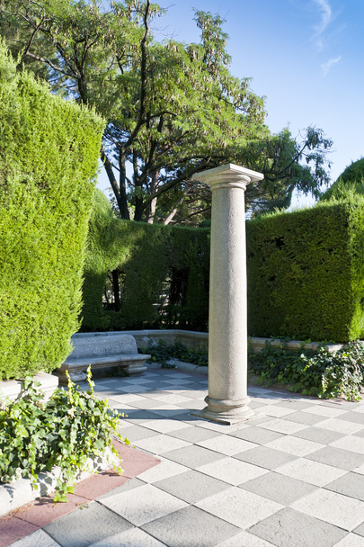 kolumna i ogród - Zdjęcie, obraz