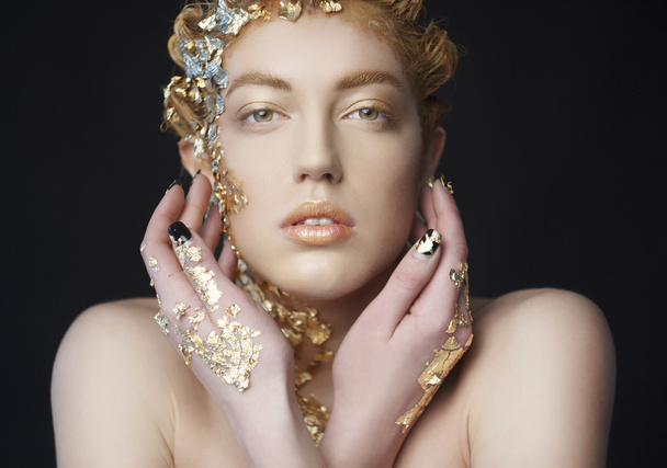 Retrato de modelo sexy hermosa con lámina de oro en su cara
 - Foto, Imagen
