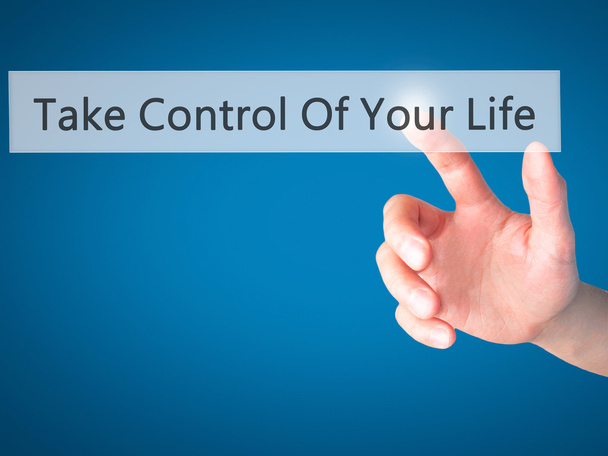 Toma el control de tu vida - Mano presionando un botón en la borrosa ba
 - Foto, imagen