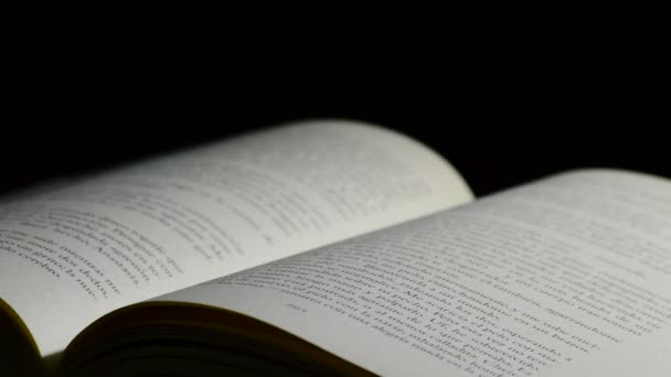 Otevřená kniha s slova, věty a texty v kastilského, otočná - Záběry, video