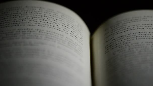 Detail stránky, texty, slova a fráze z otevřené knihy v kastilského gyrating - Záběry, video