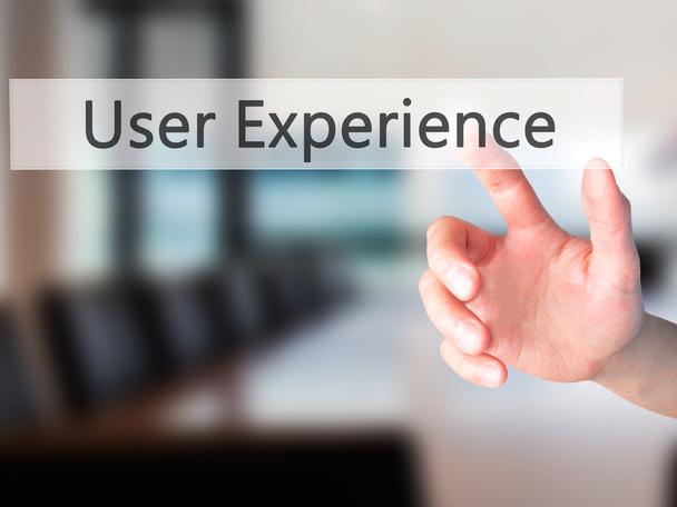 User Experience - Handdrücken einer Taste auf verschwommenem Hintergrund - Foto, Bild
