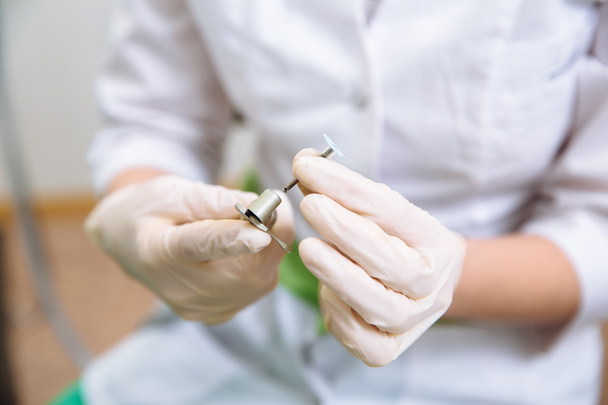 Tandarts arts hand met medische hulpmiddelen in tandheelkundige kantoor. Begrip van gezond - Foto, afbeelding