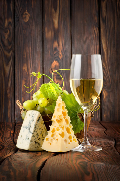 Wineglass and cheese - Foto, imagen