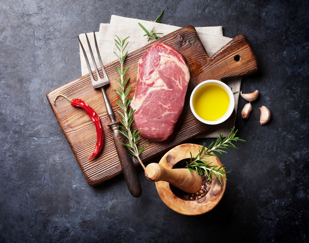生の牛肉のステーキの調理 - 写真・画像