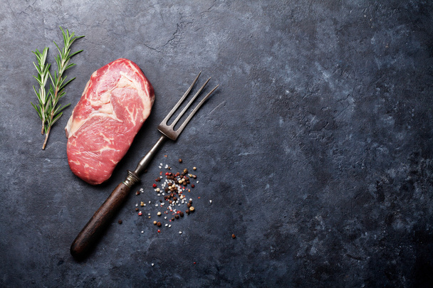 生の牛肉のステーキの調理 - 写真・画像