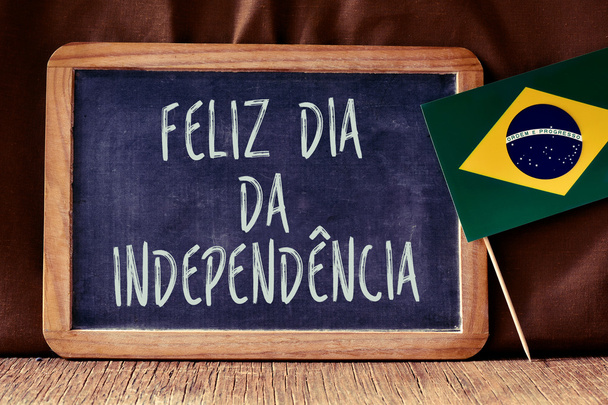 szöveg Feliz Dia da Independencia és a brazil zászló - Fotó, kép