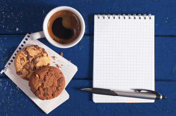 Notepad, coffee cup and cookies - Photo, Image