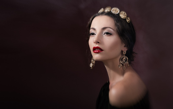 Krásná brunetka v luxusní zlaté šperky - Fotografie, Obrázek