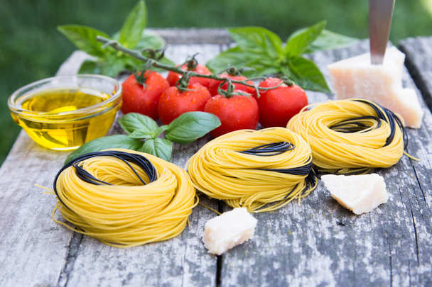 İtalyan yemeği arka plan domates, fesleğen, spagetti, parmesa ile - Fotoğraf, Görsel