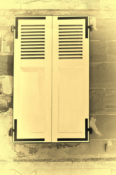 francuski okno z zamkniętym migawki drewniane - Zdjęcie, obraz